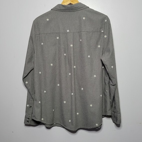 Torrid Grey Denim Daisy Embroidered Button Front Classic Fit Shirt Size 1/US XL - Picture 4 of 7